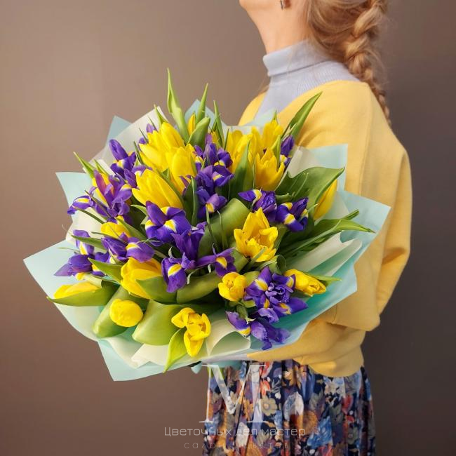 Букет «Желтые тюльпаны с ирисами» от интернет-магазина «Цветочных дел Мастер»
